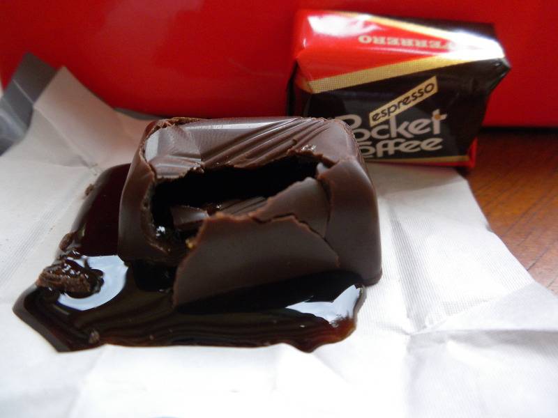 초콜릿 안에 에스프레소가 들어있어 커피를 타 먹을 수 있는 초콜릿.jpg