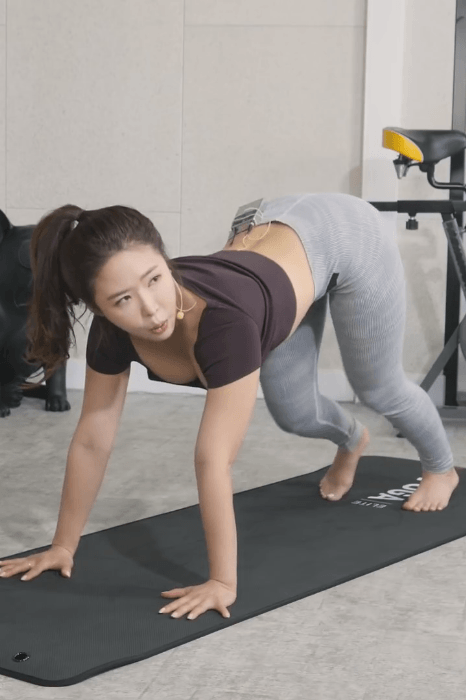a yoga girl who makes slender arms.