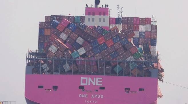 The current appearance of a Japanese ship dropped into the sea of about 2,000 containers (video)