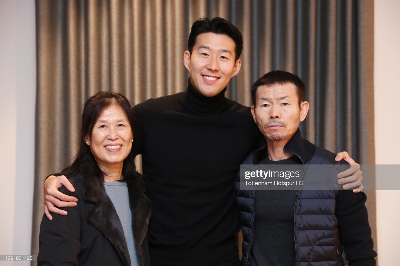 Son Heung-min, who took a family picture with the Puskas award.jpg