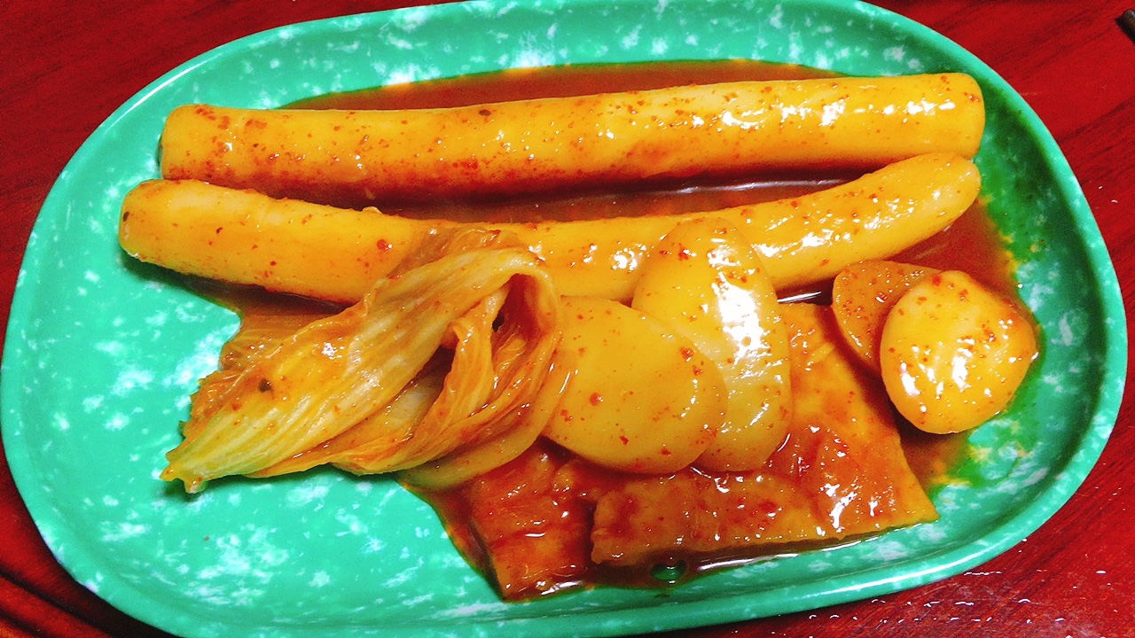 Tteok-bokki to relieve your hangover while watching soccer.