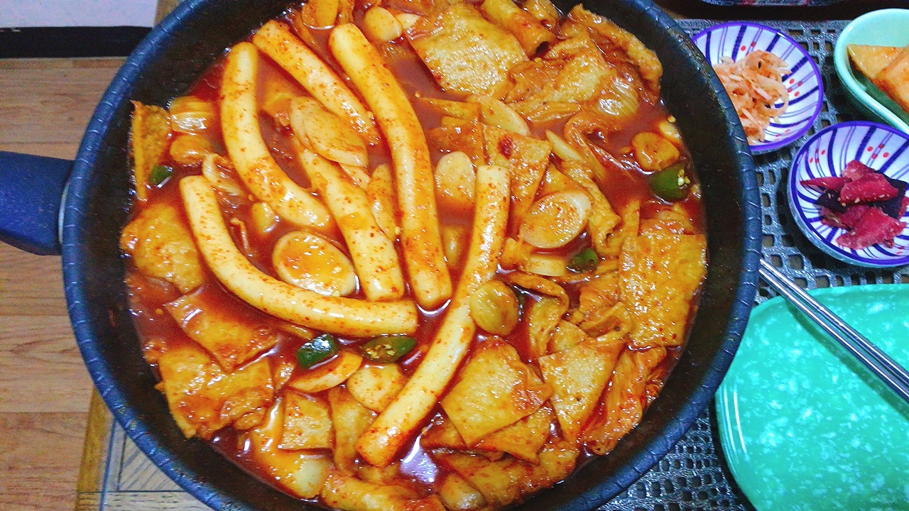 Tteok-bokki to relieve your hangover while watching soccer.