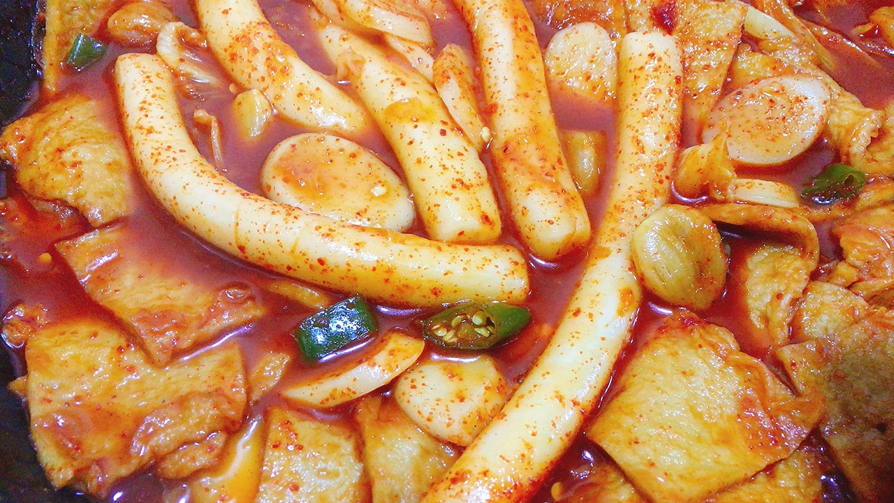 Tteok-bokki to relieve your hangover while watching soccer.