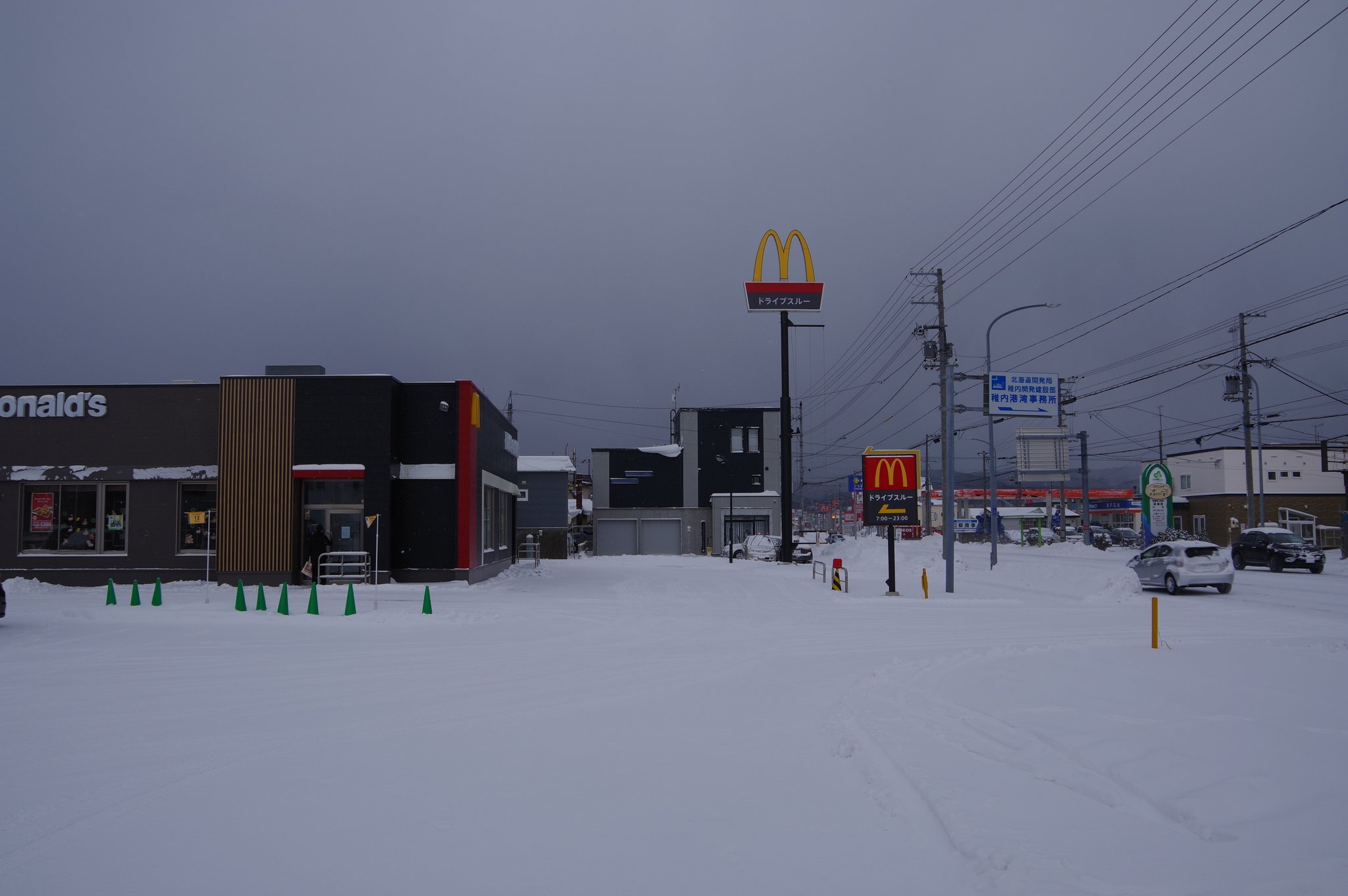 눈이 소복히 쌓인 맥도날드 매장 풍경.jpg