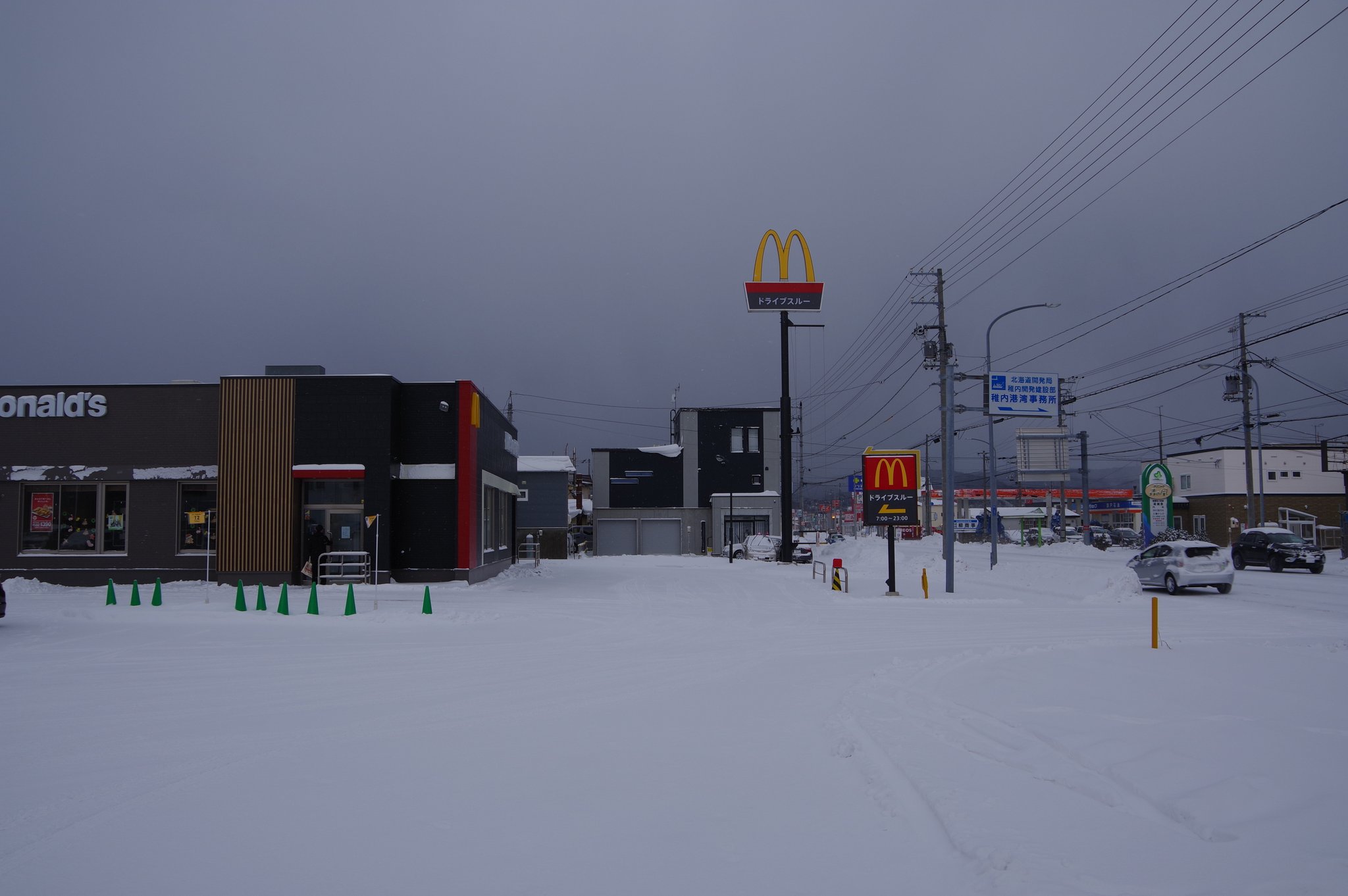 The view of the McDonald's store is covered with snow.jpg