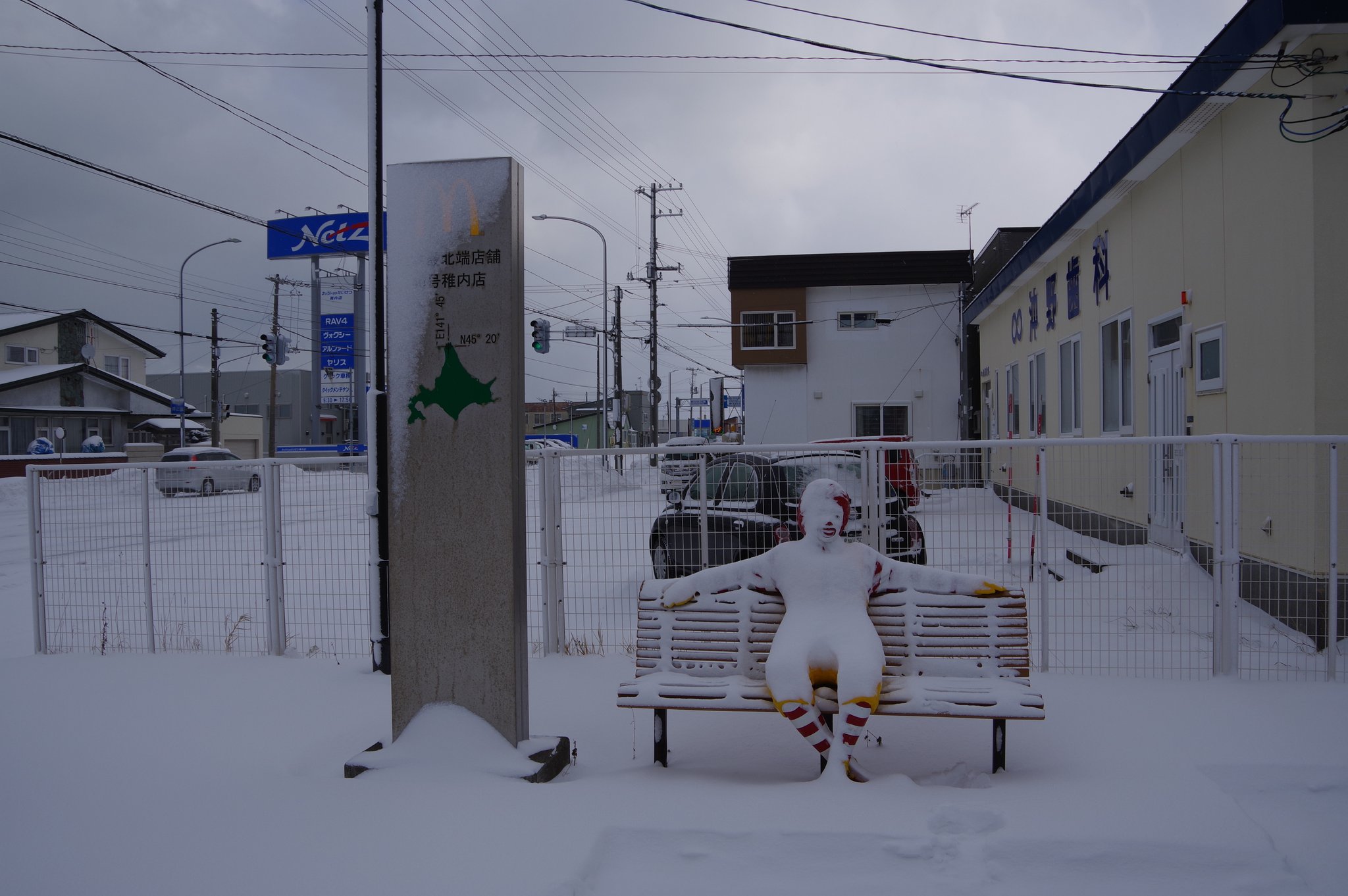 The view of the McDonald's store is covered with snow.jpg