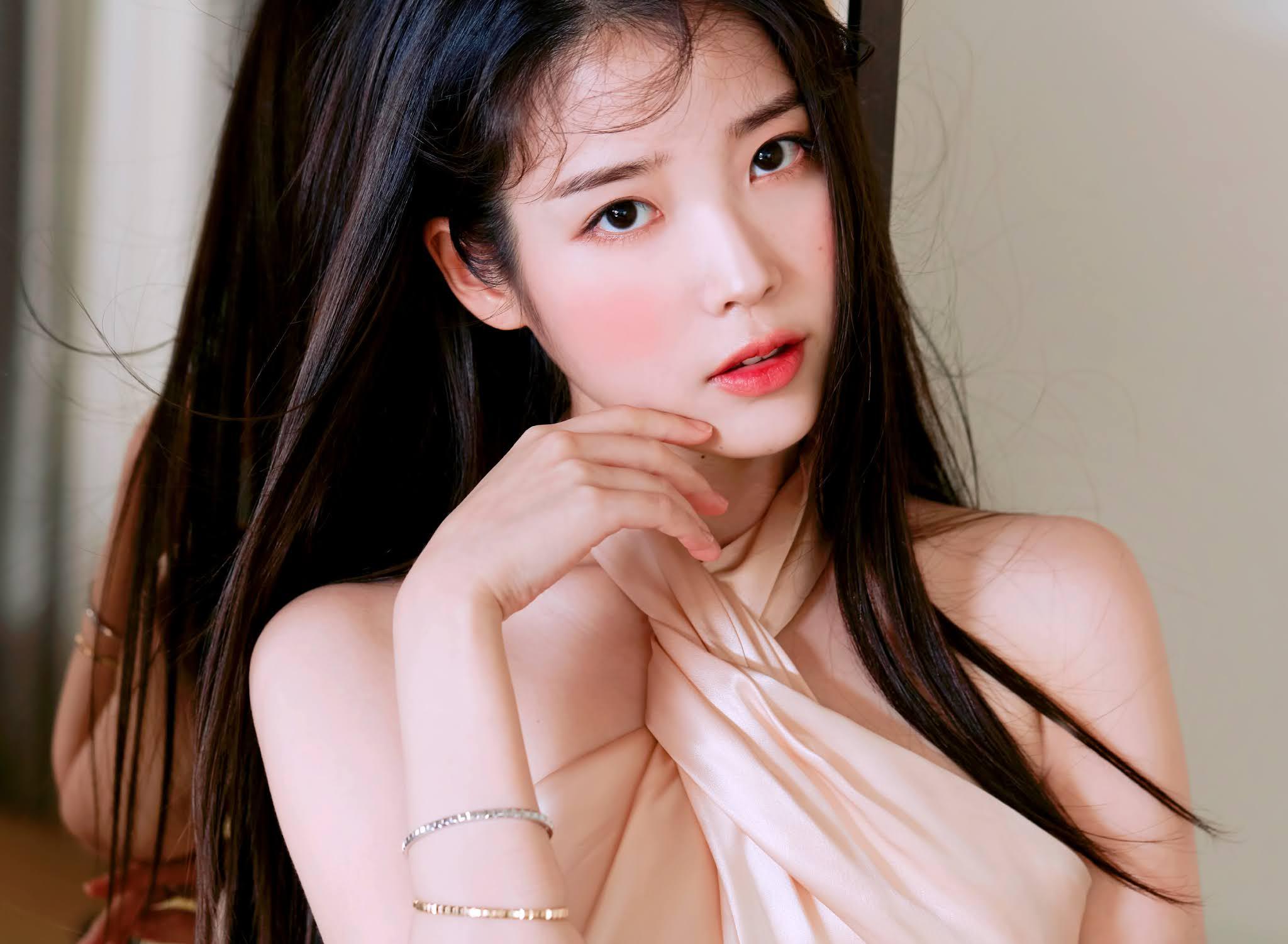 아이유 VOGUE 시크릿 파티 화보