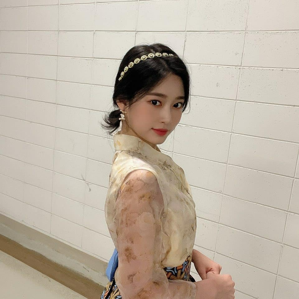 Kim Min-ju in Hanbok