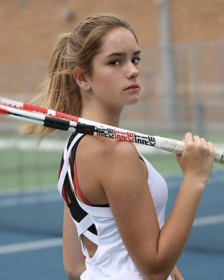 a 173-centimeter, beautiful middle school tennis player