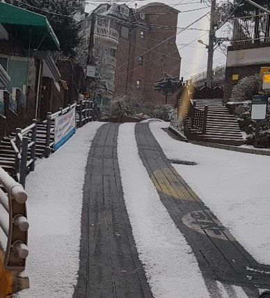Seongbuk-gu is affected by heavy snow with a heated system.jpg