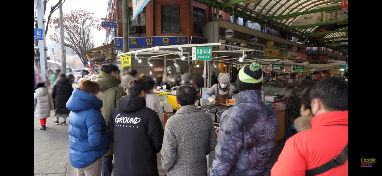 A fish-shaped bun restaurant where you can line up even in the coldest weather of all time.jpg