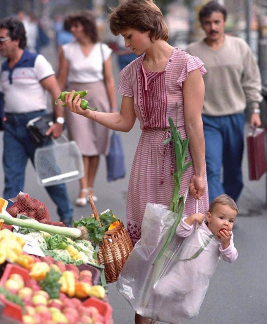 A mother who puts her daughter in a plastic bag and does grocery shopping.jpg