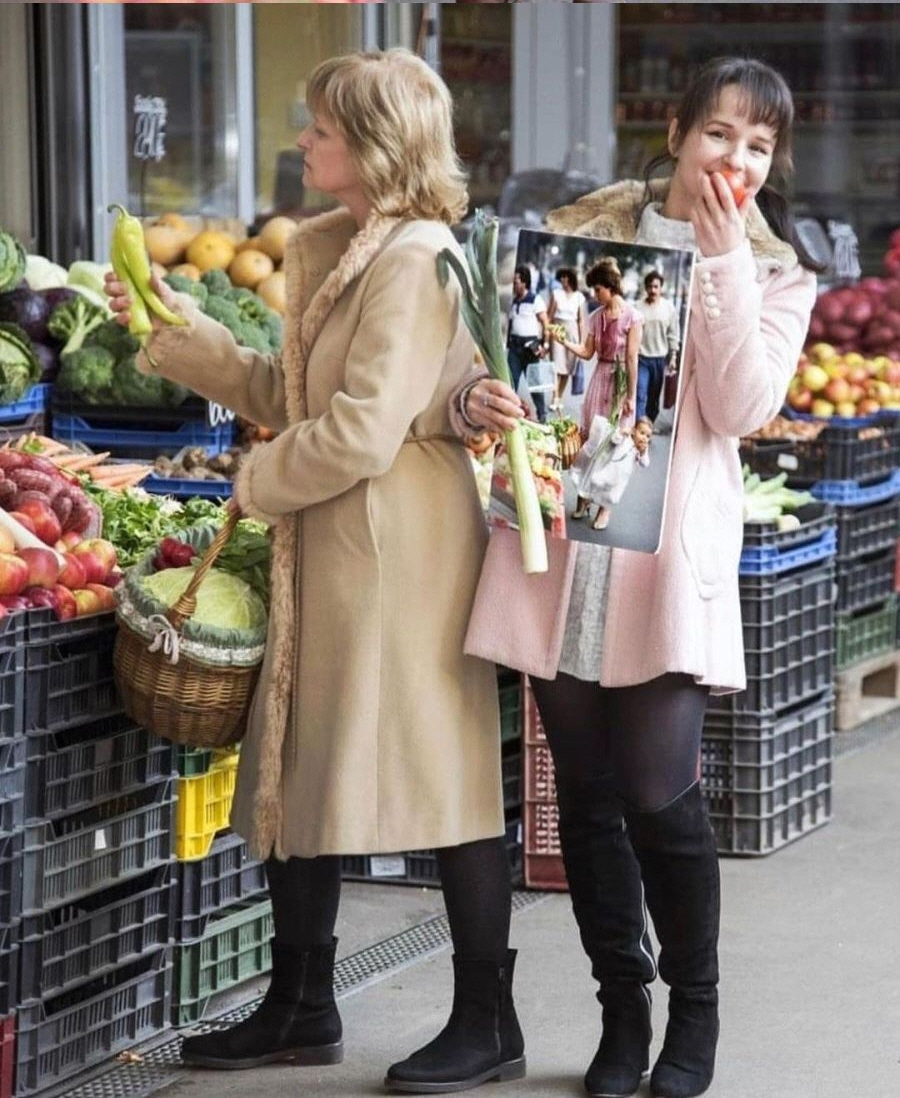 A mother who puts her daughter in a plastic bag and does grocery shopping.jpg