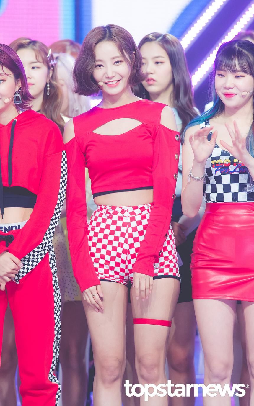 Red checkered pattern and garterring Yeonwoo