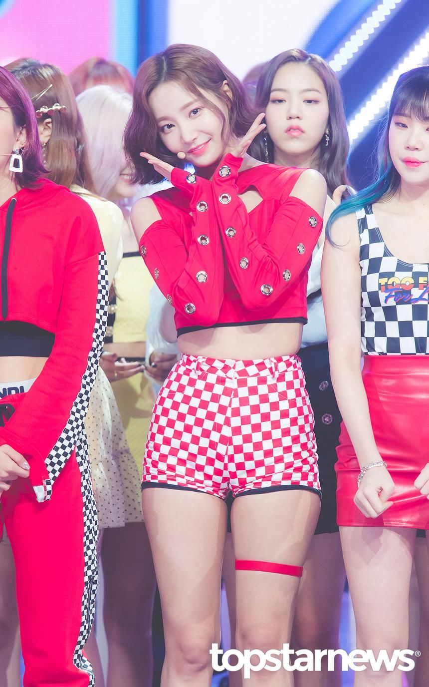 Red checkered pattern and garterring Yeonwoo