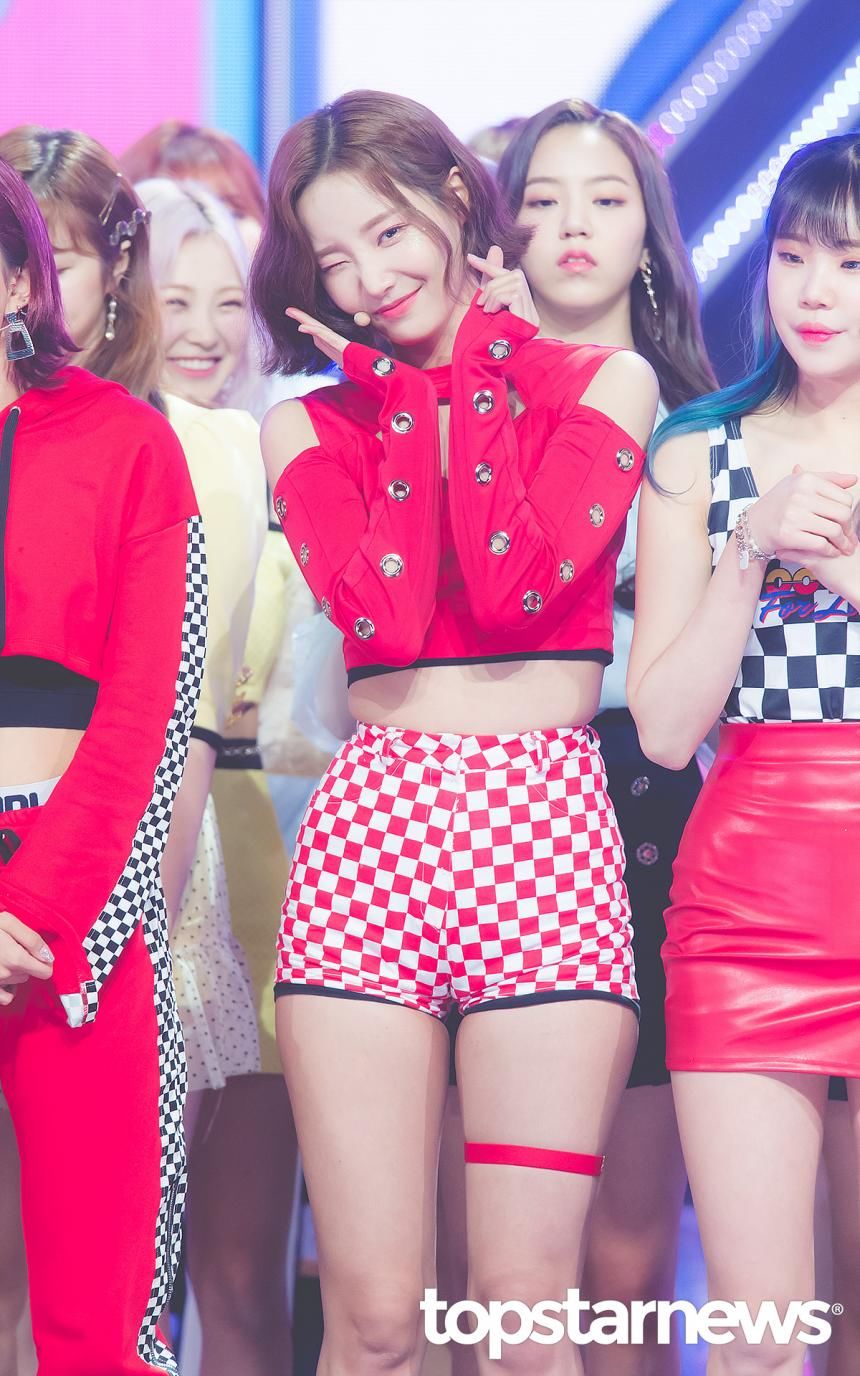 Red checkered pattern and garterring Yeonwoo