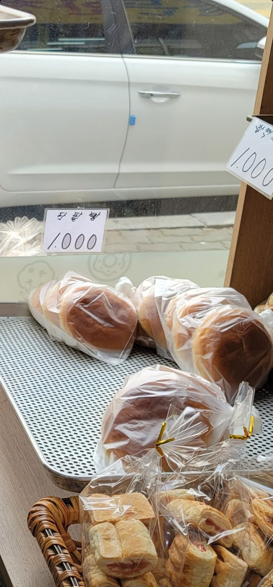 Three red bean buns. A local bakery that costs 1,000 won.