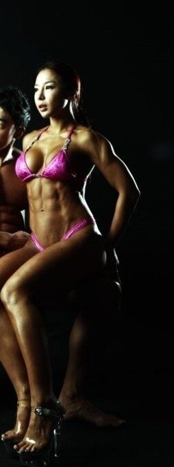 Women's fitness model season off-season muscle differences