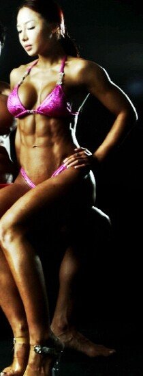 Women's fitness model season off-season muscle differences