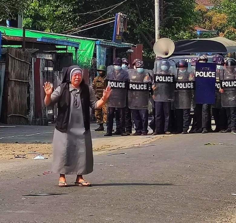 무장한 미얀마 경찰에게 무릎 꿇고 비는 수녀님