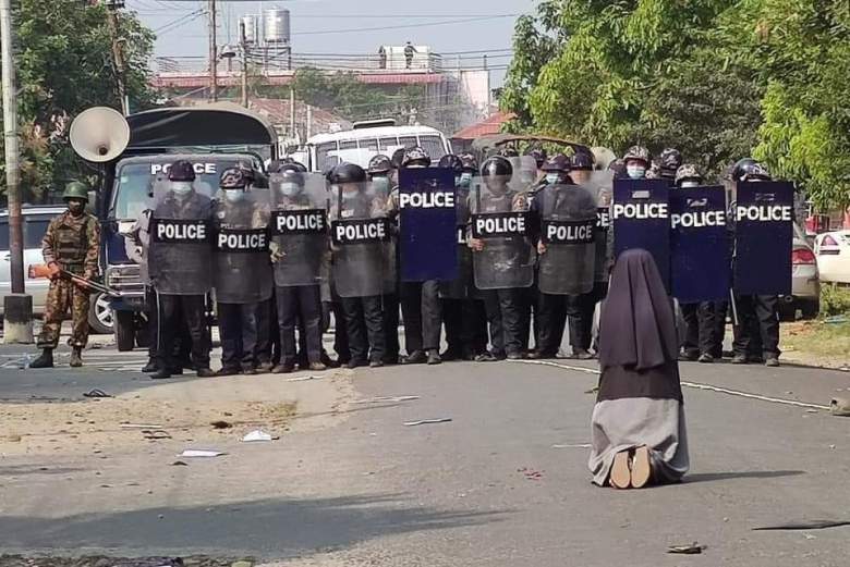 무장한 미얀마 경찰에게 무릎 꿇고 비는 수녀님