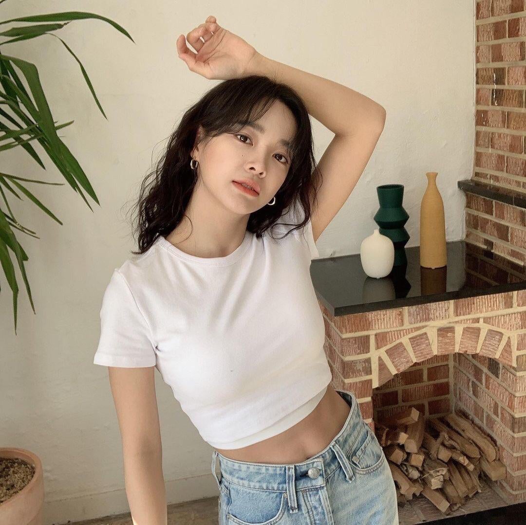 Sejeong's tight crop T-