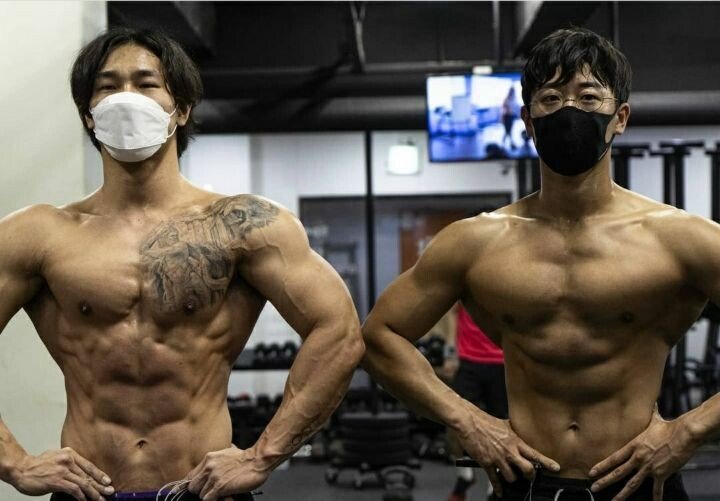 Yoon Sung-bin's upper body muscles.jpg
