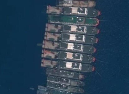 남중국해에 떼지어 정박중인 중국 선박