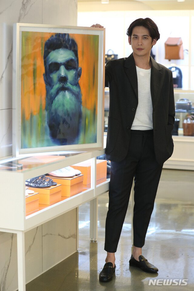 Actor Park Ki-woong made his debut as a painter.