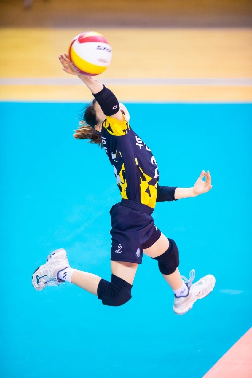 a 133 cm tall volleyball player