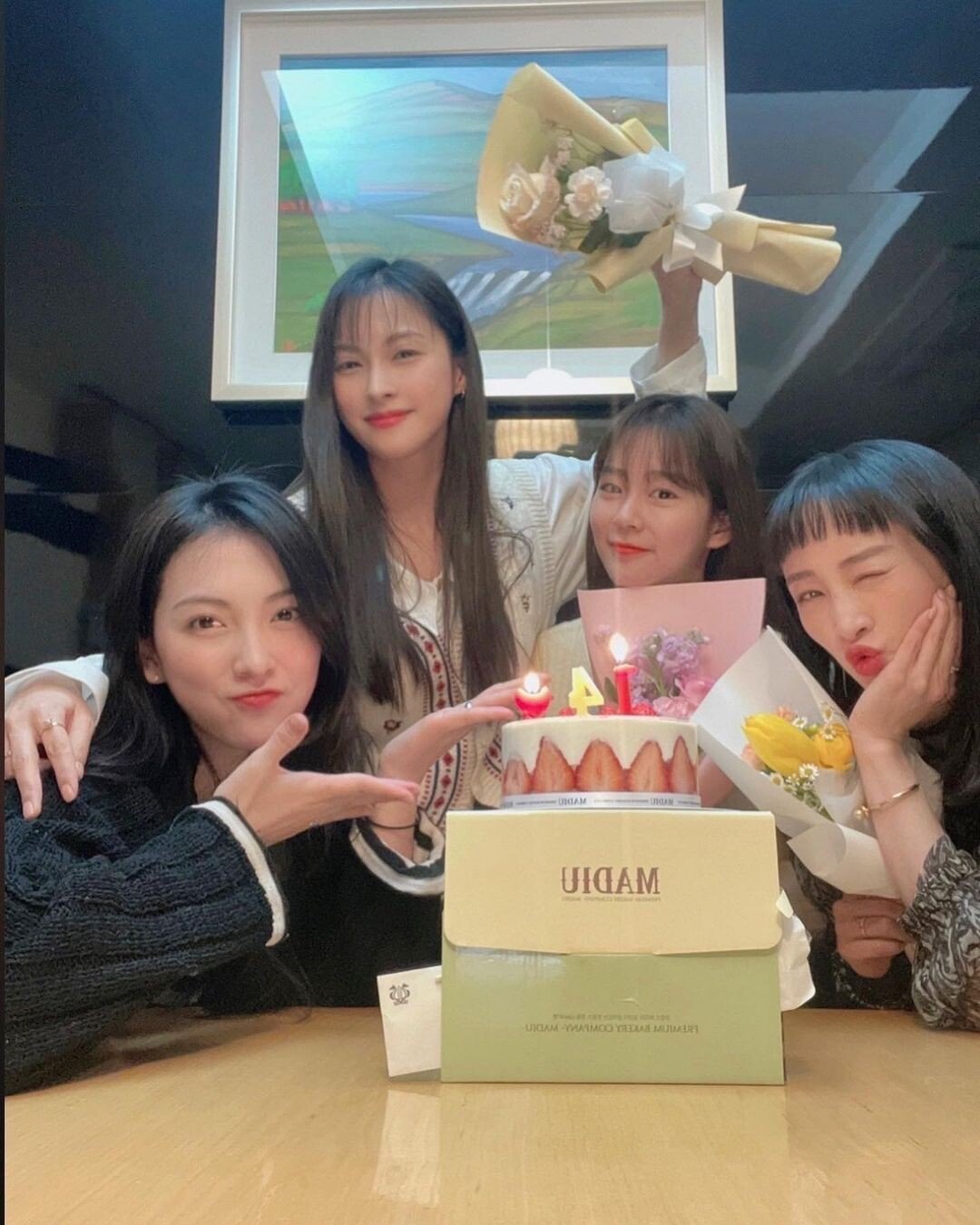 A girl group gathered to celebrate the 14th anniversary of their debut.jpg