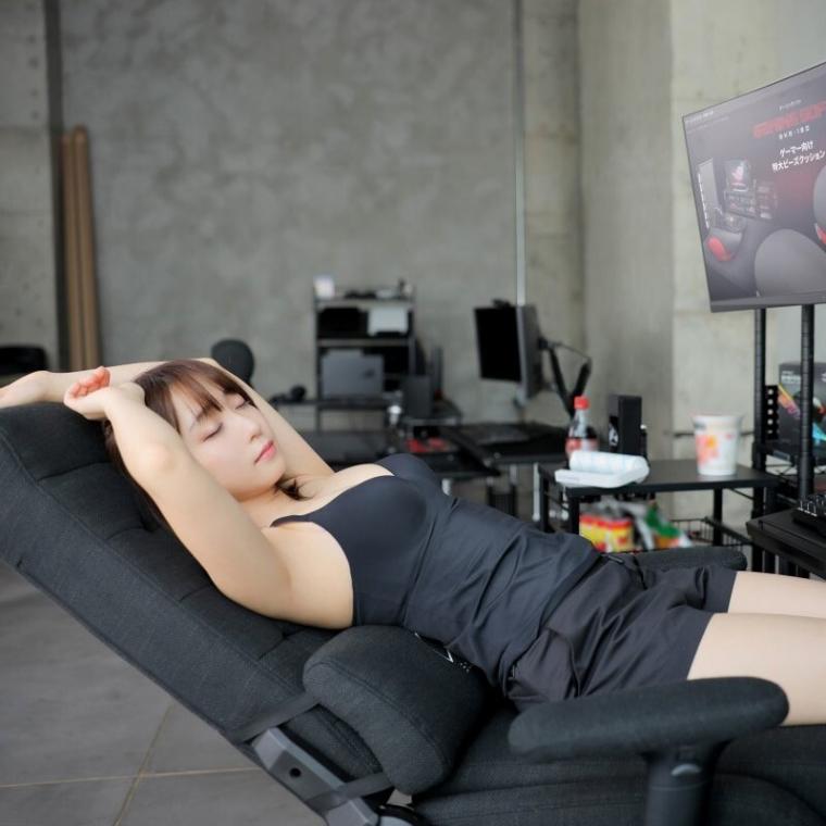 Japan's Gaming Chair Advertising