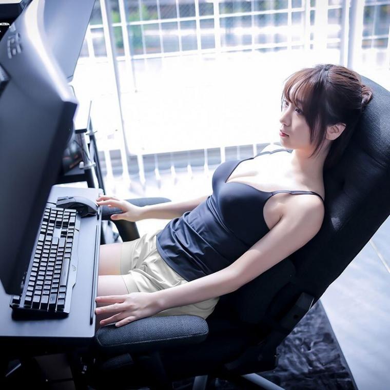 Japan's Gaming Chair Advertising