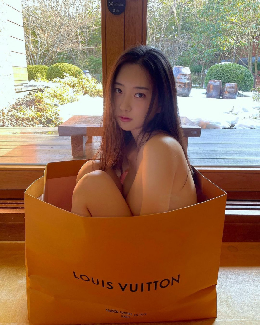 Shin Jae-eun in Louis Vuitton Paper Bag