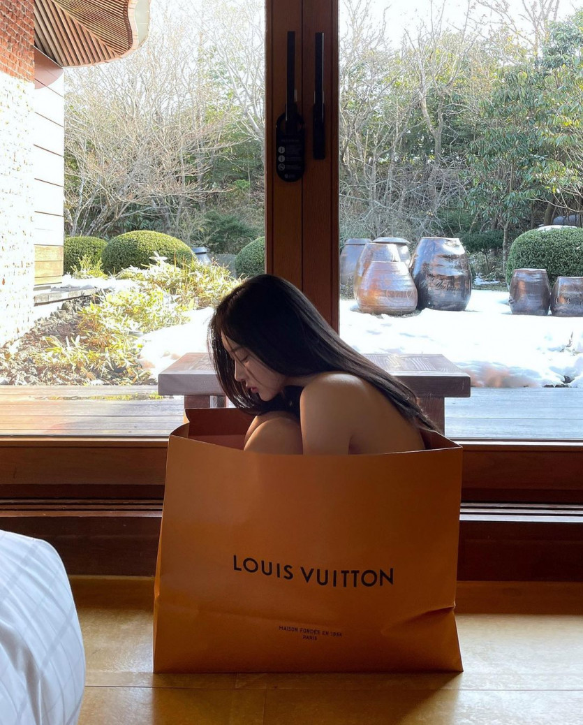 Shin Jae-eun in Louis Vuitton Paper Bag