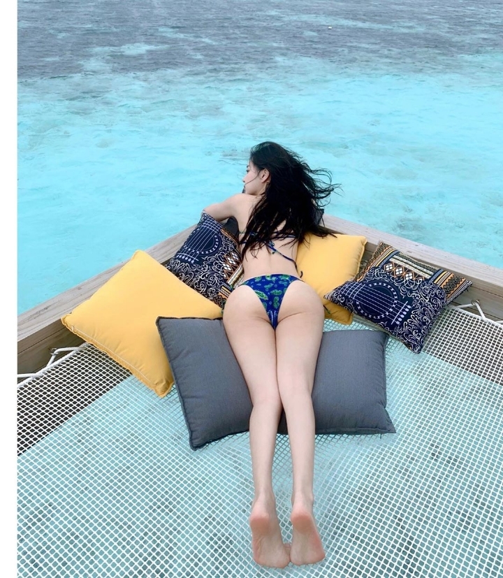 Shin Jae-eun's bikini on her honeymoon to the Maldives.