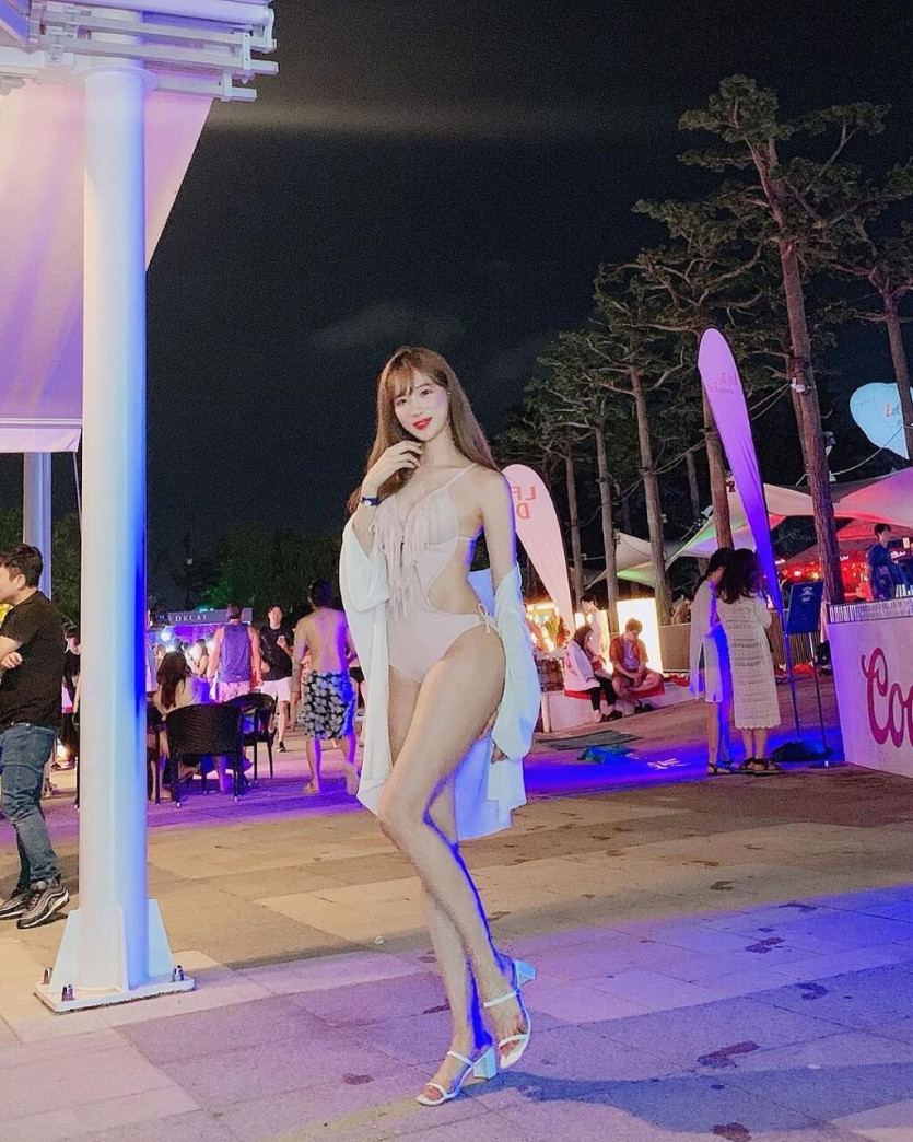 Kim Hanna Cheerleader Bikini