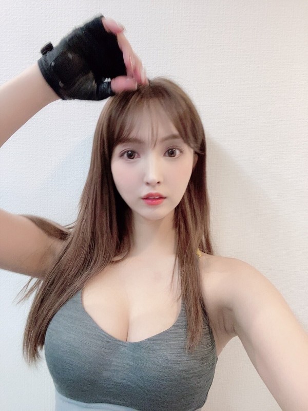 YuA Mikami who is exercising hard these days.