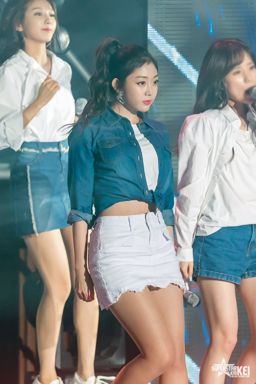 Jisoo a torn skirt with a denim jacket