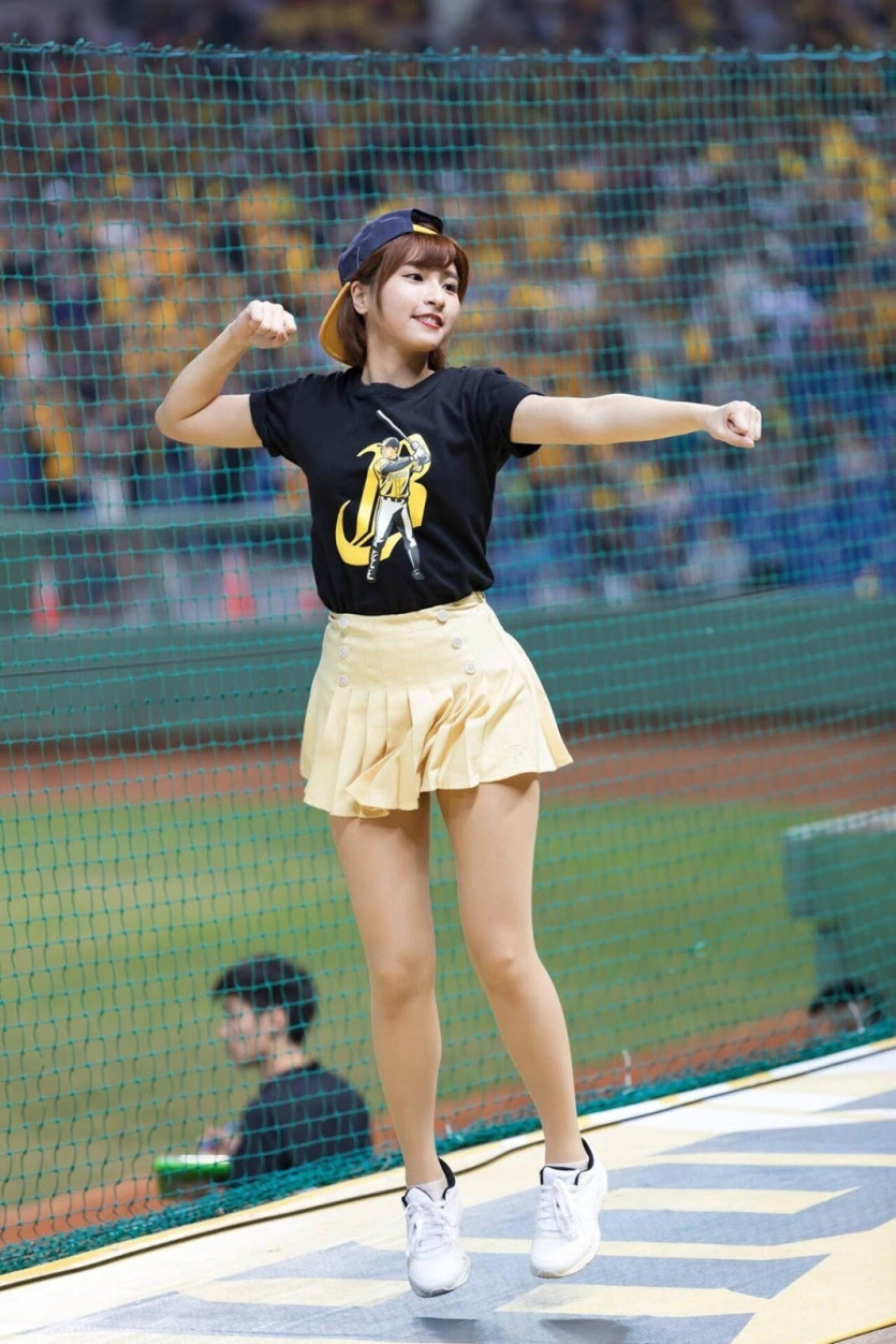 Taiwanese baseball team cheerleader 3
