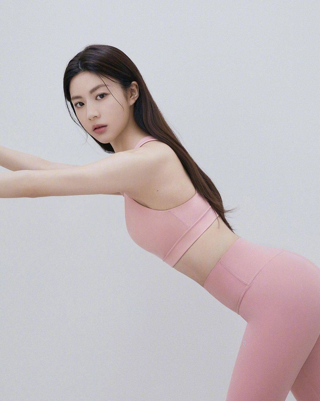 Uni Jeong Mulaware Leggings Photoshoots