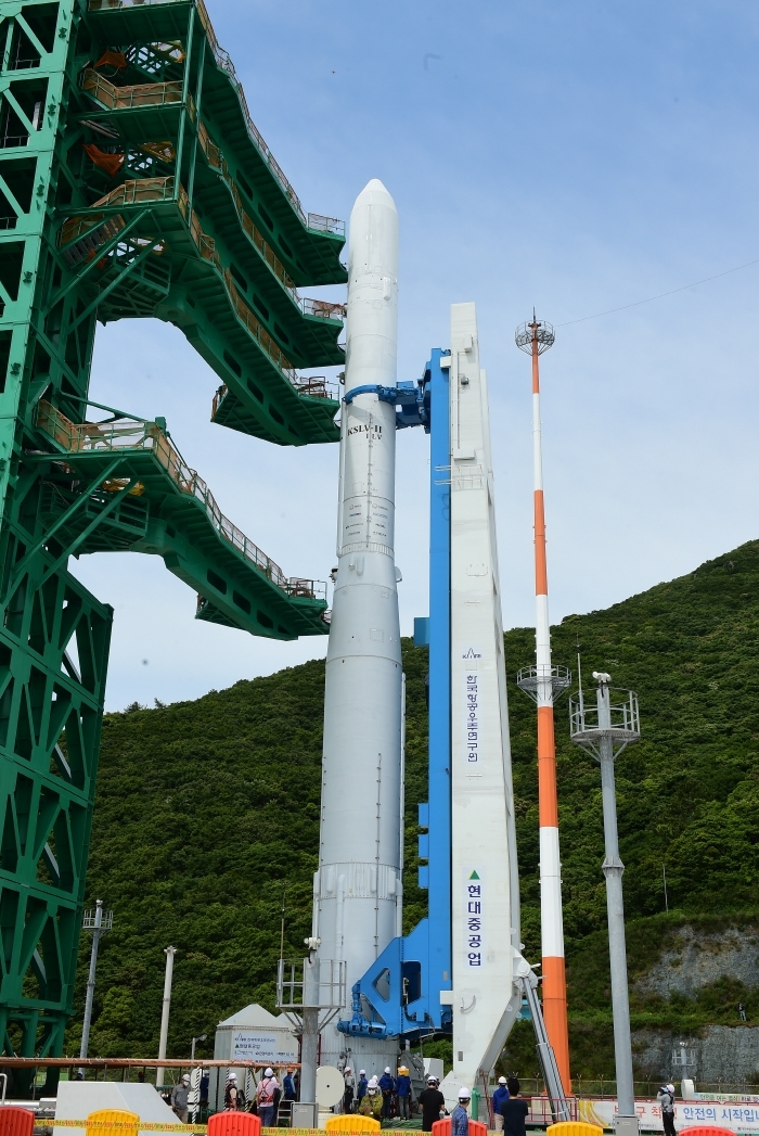 Korean launch vehicle Nuri full-body shot