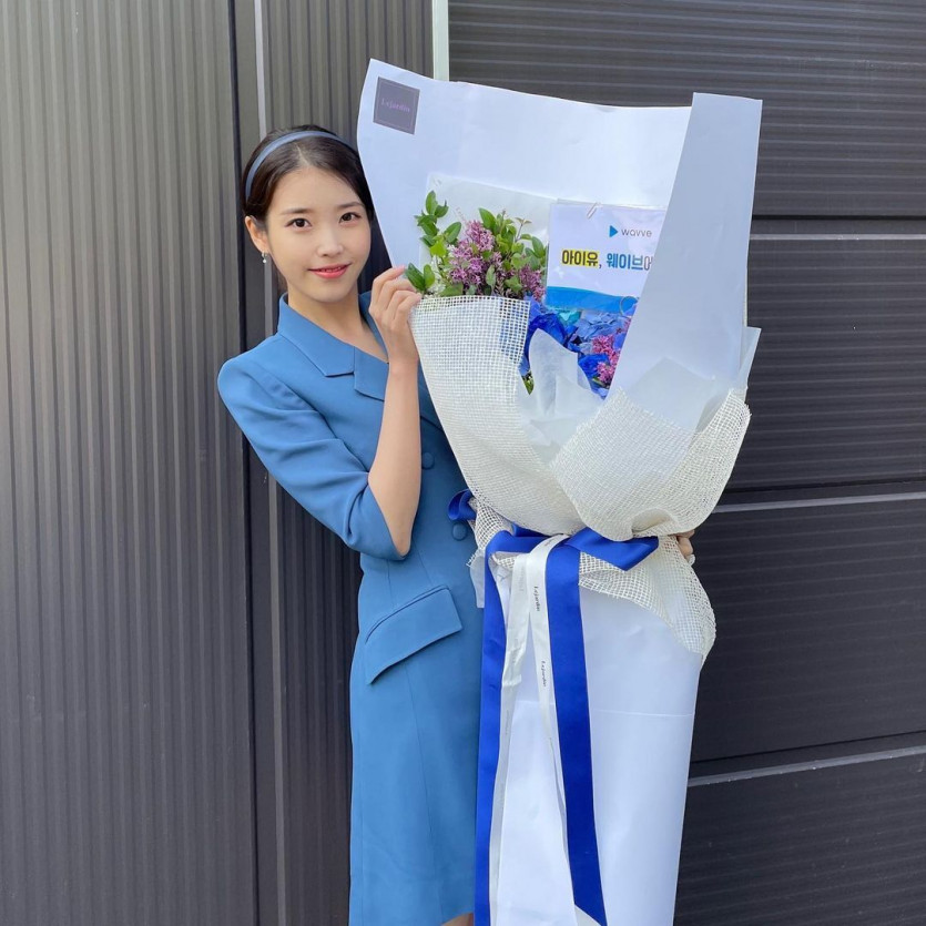 IU got a bouquet the size of her body.