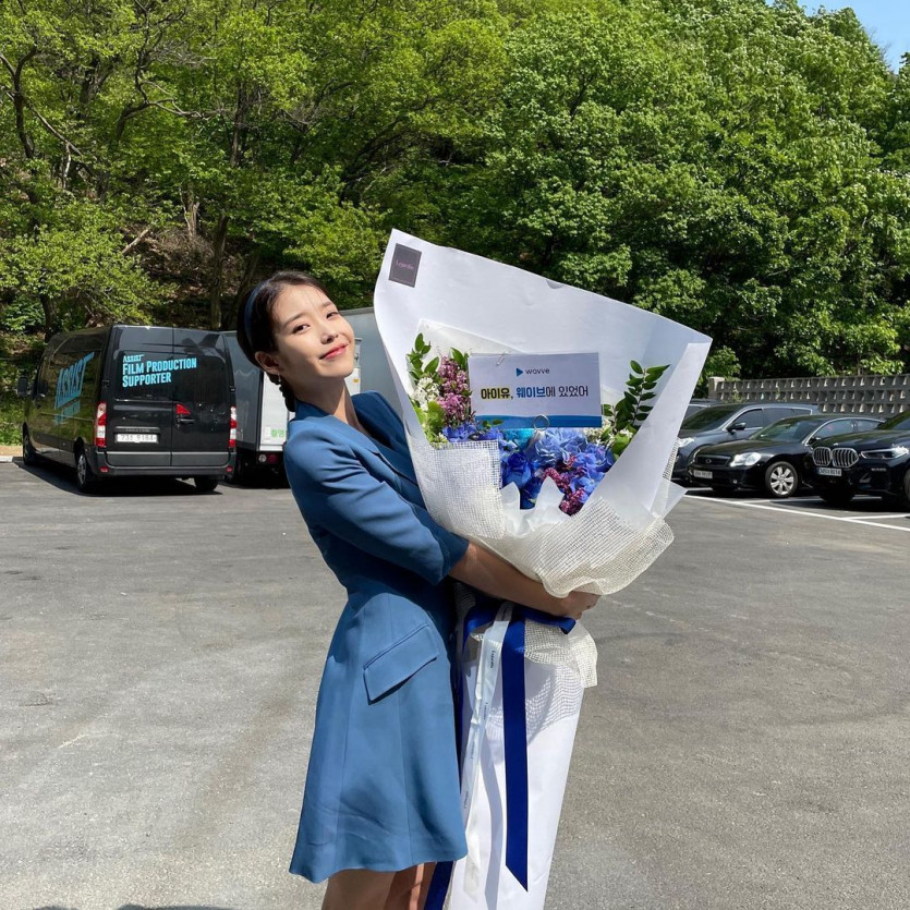 IU got a bouquet the size of her body.