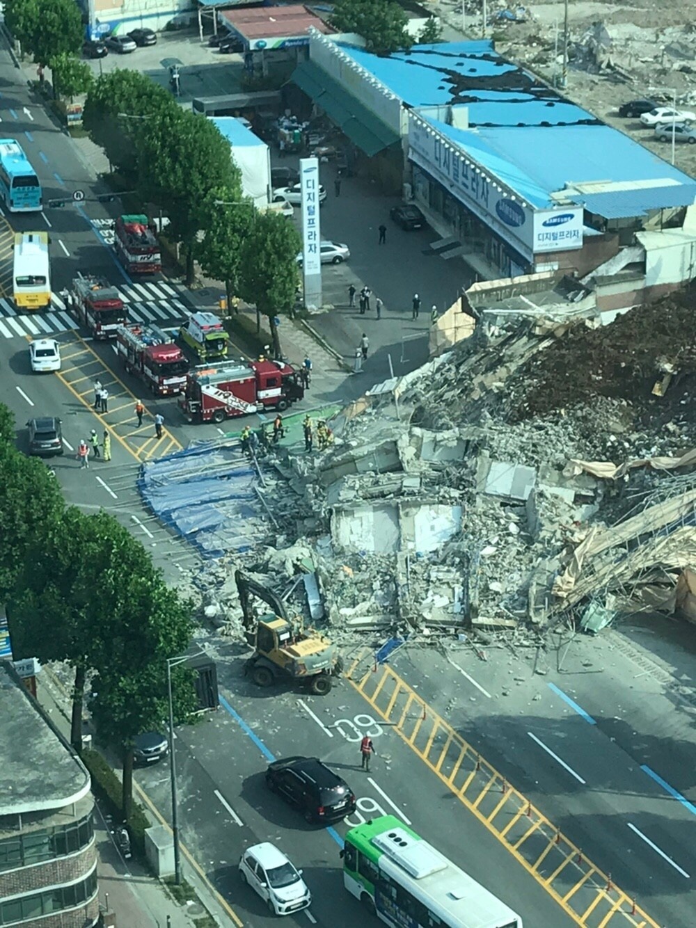 Gwangju building collapsed.