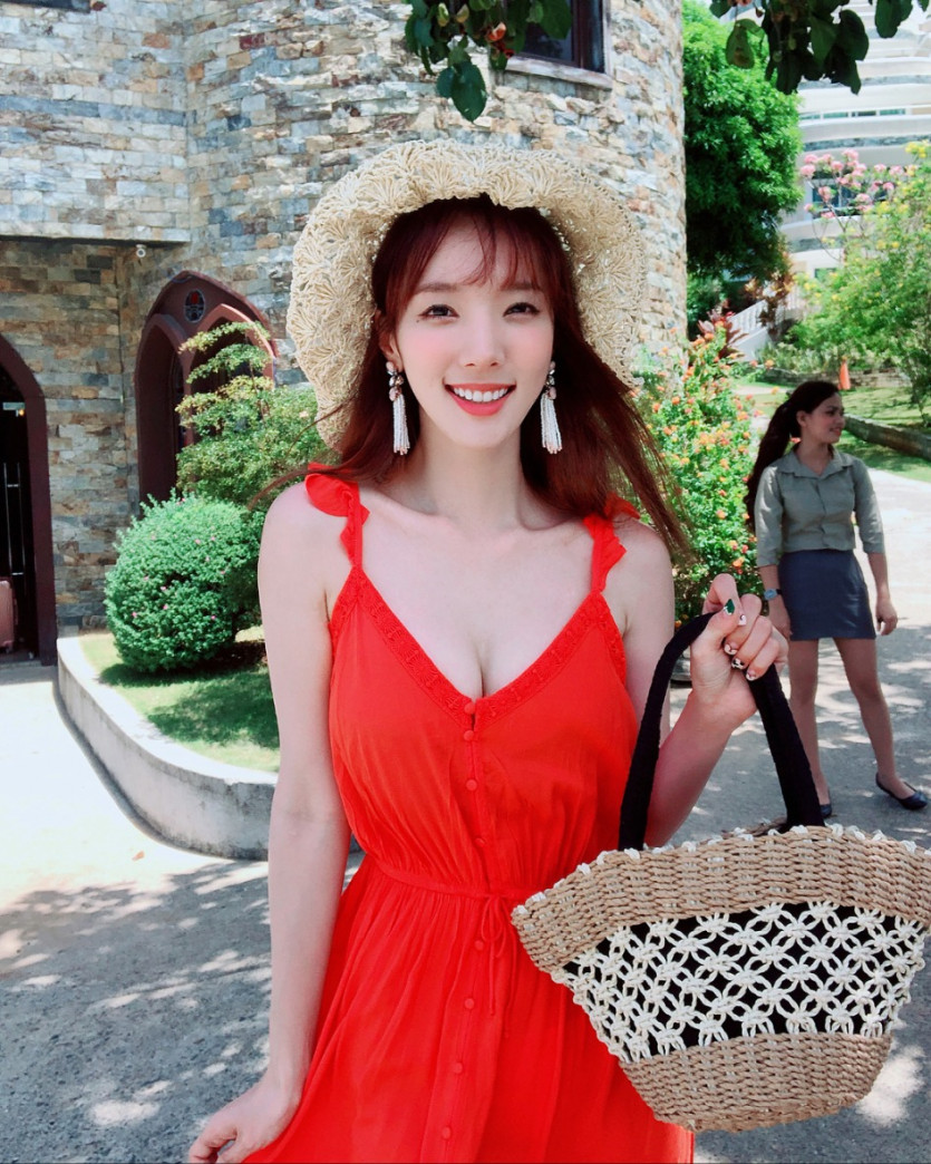 Minhee having a good vacation