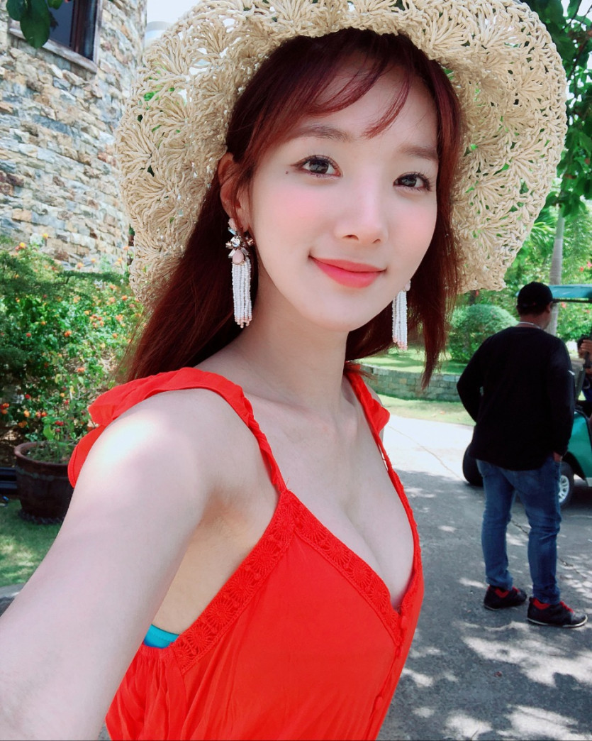 Minhee having a good vacation