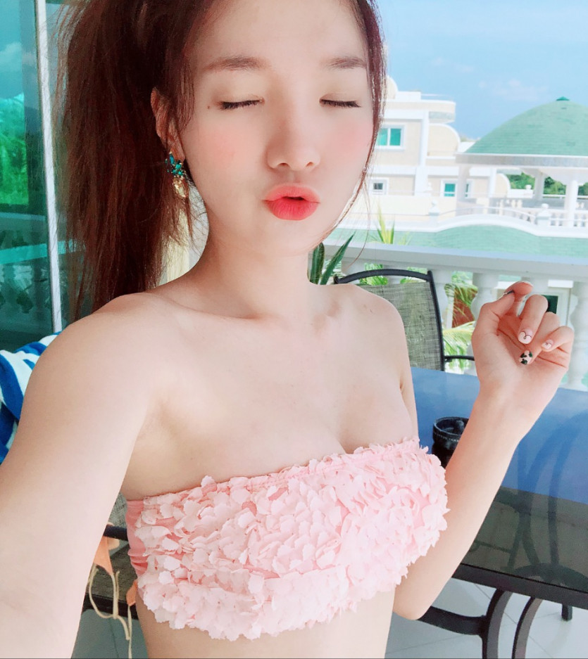 Minhee having a good vacation