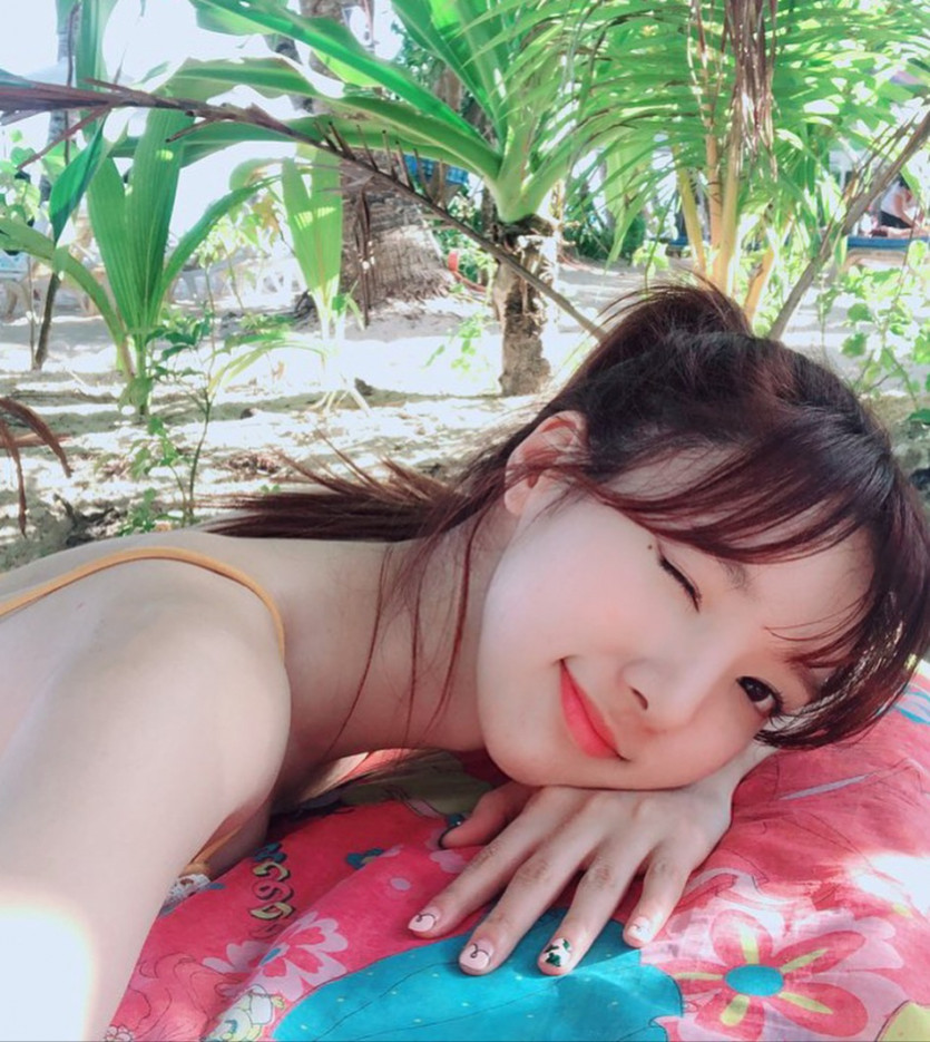 Minhee having a good vacation