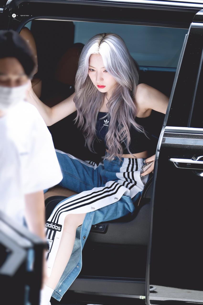 How WJSN Eunseo gets in the car quickly.